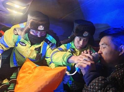 雪夜，巴顏喀拉山山頂?shù)囊粓?chǎng)救援