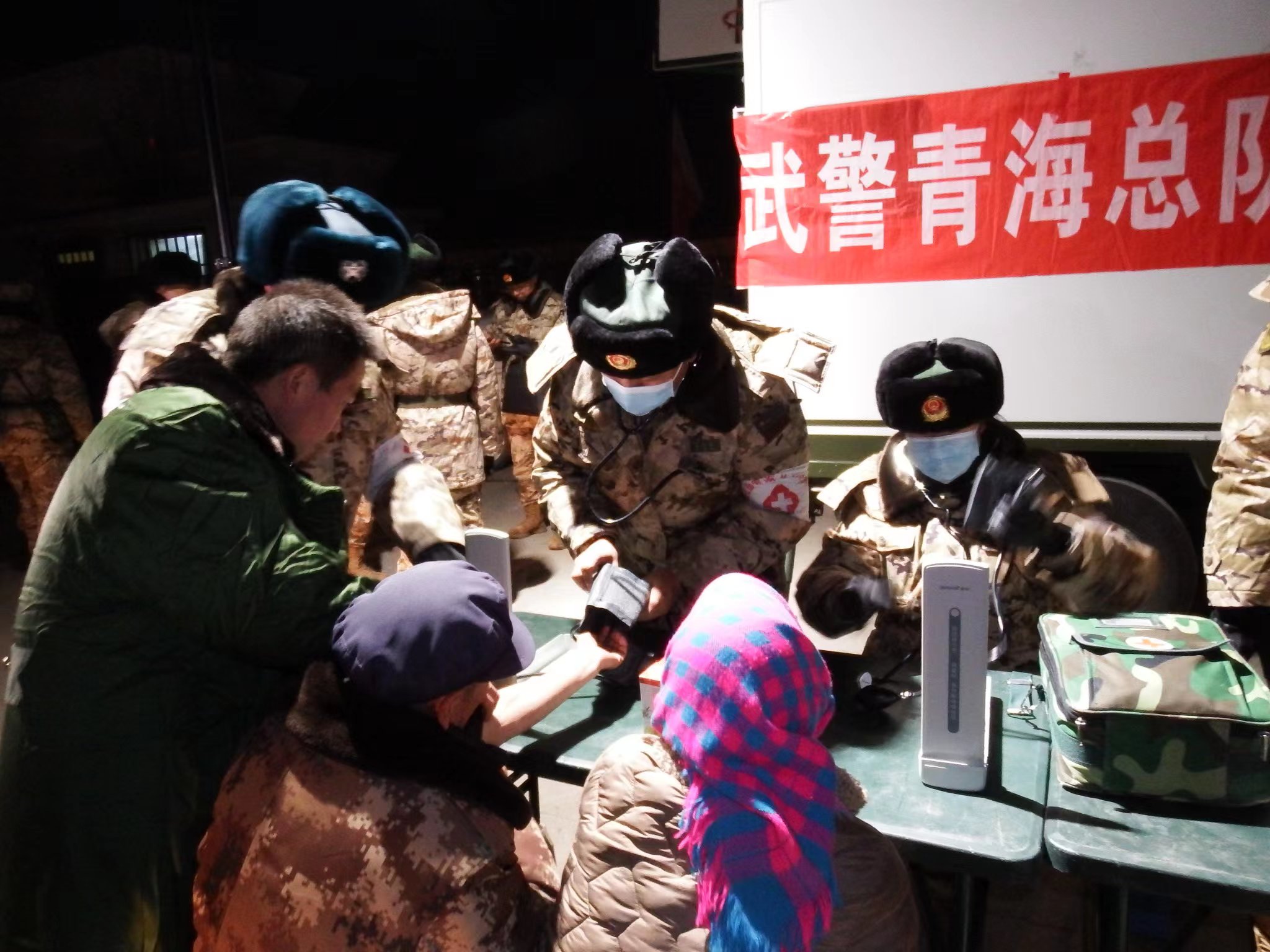 武警青�？傟�(duì)醫(yī)院醫(yī)務(wù)人員正在為受災(zāi)群眾現(xiàn)場(chǎng)診療并做心理撫慰