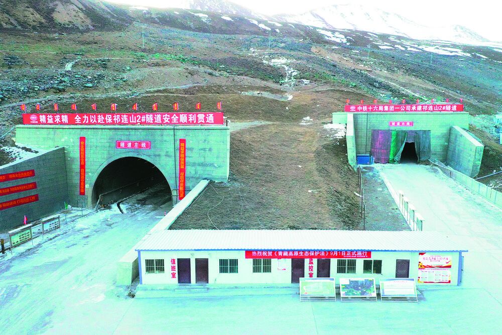 我國(guó)首座“四高”特長(zhǎng)公路隧道全線(xiàn)貫通