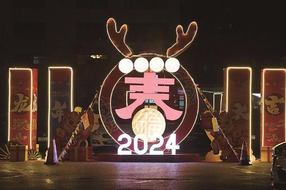 【新春走基層】青海西寧：架龍門掛燈籠 紅紅火火過大年
