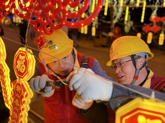 【新春走基層】護航元宵節(jié) 保電不停歇