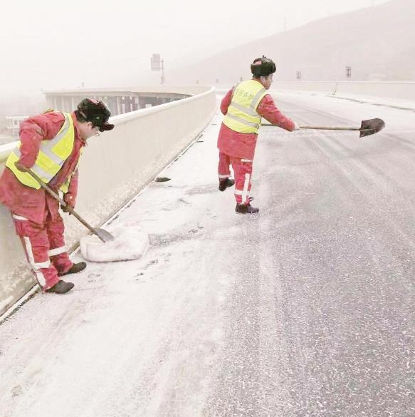 高速公路養(yǎng)護部門除雪保暢通