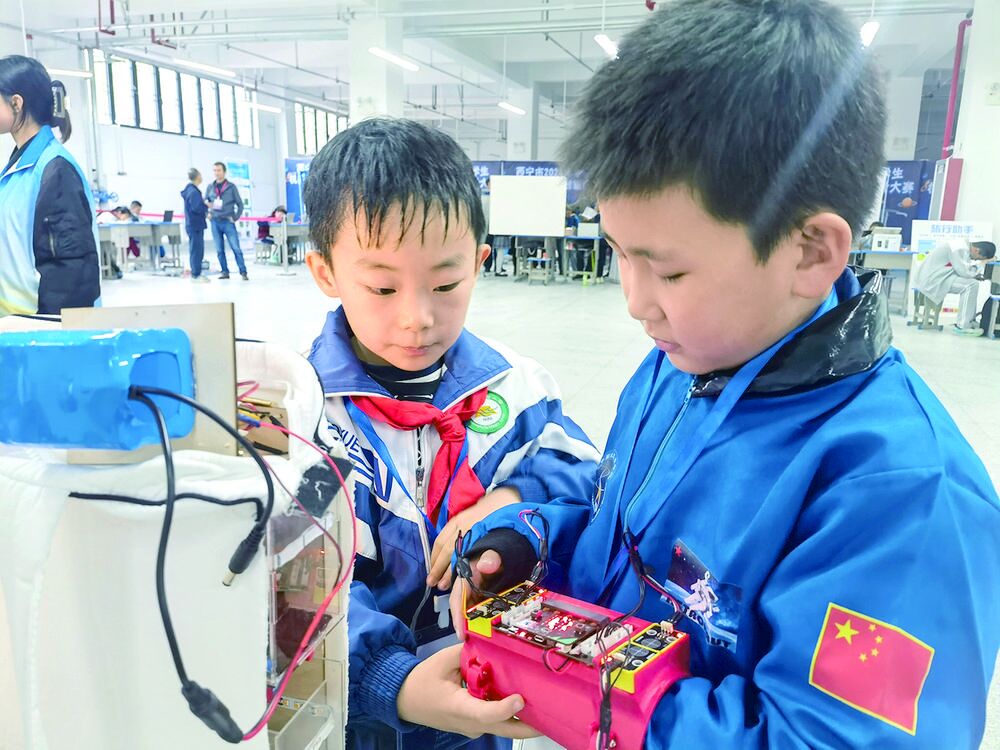 西寧市中小學(xué)生機(jī)器人競(jìng)賽暨創(chuàng)新設(shè)計(jì)大賽拉開戰(zhàn)幕 點(diǎn)亮科技?jí)?一起向未來