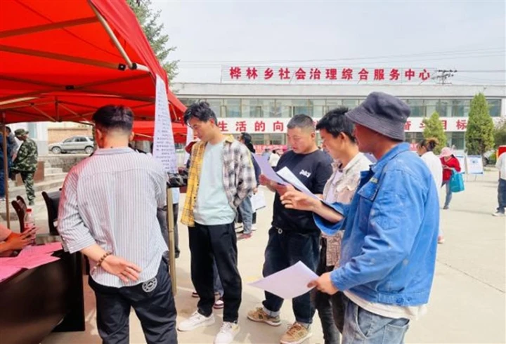 招聘會辦到家門口 省總工會牽線送崗促就業(yè)