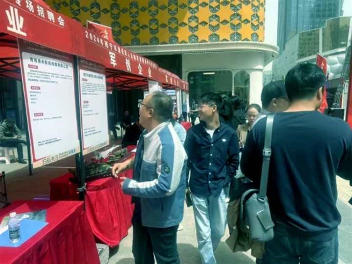西寧市退役軍人事務(wù)局：送政策進(jìn)軍營 用真情暖兵心