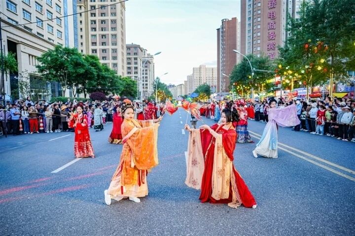 【新時代 新征程 新偉業(yè)·高質(zhì)量發(fā)展調(diào)研行】西寧夜經(jīng)濟(jì)更迭升級盛景綻放——年中經(jīng)濟(jì)看亮點系列報道之五