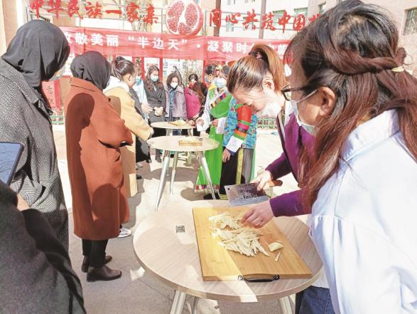 【鑄牢共同體 中華一家親】“石榴籽”解鎖服務(wù)居民新密碼