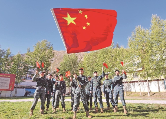 武警青海總隊玉樹支隊官兵開展與國旗合影活動