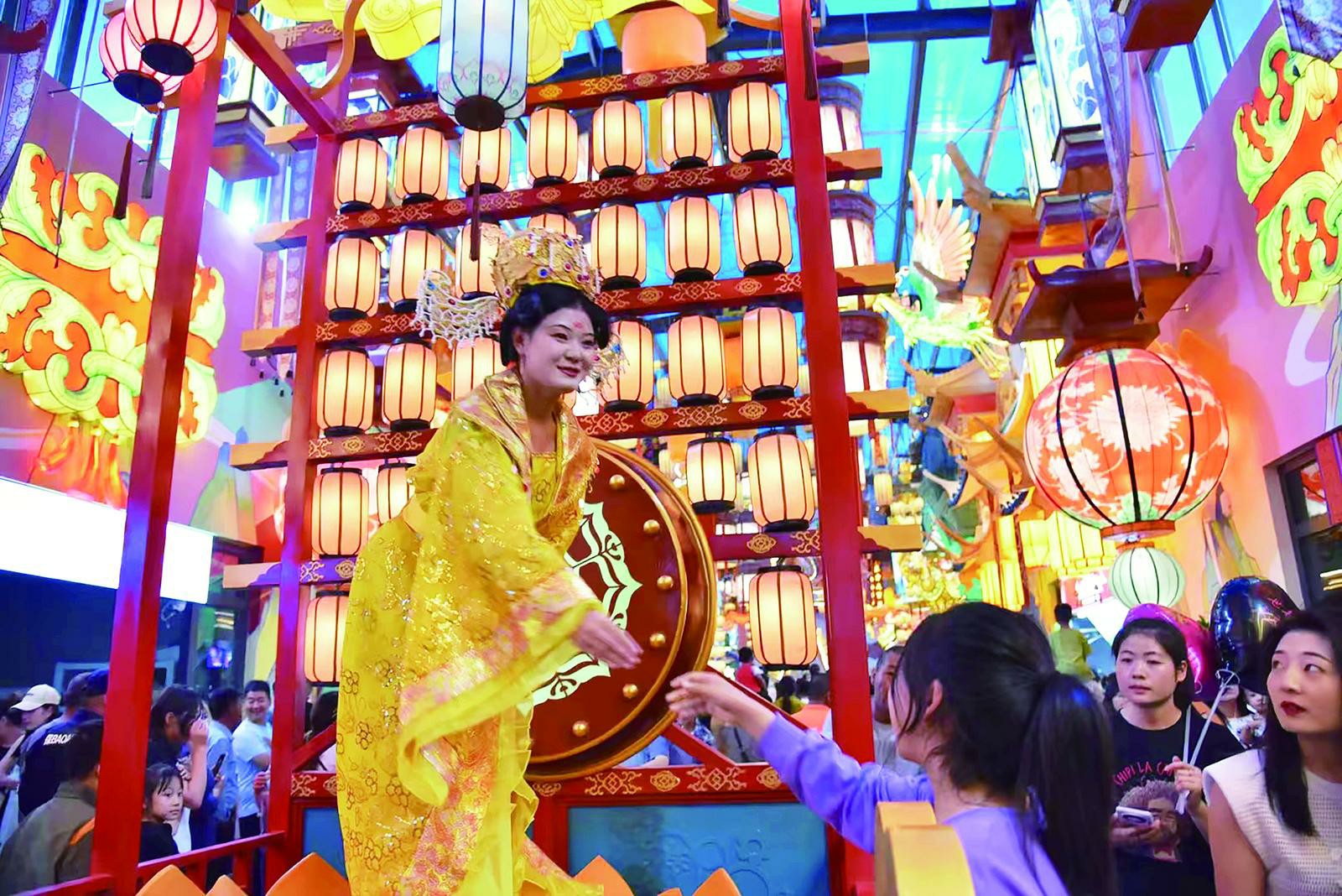 【奮進(jìn)強(qiáng)國(guó)路 闊步新征程·國(guó)慶見(jiàn)聞】文旅“大餐”點(diǎn)燃假日經(jīng)濟(jì)