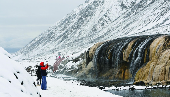 青海門源：游客暢玩崗什卡雪峰