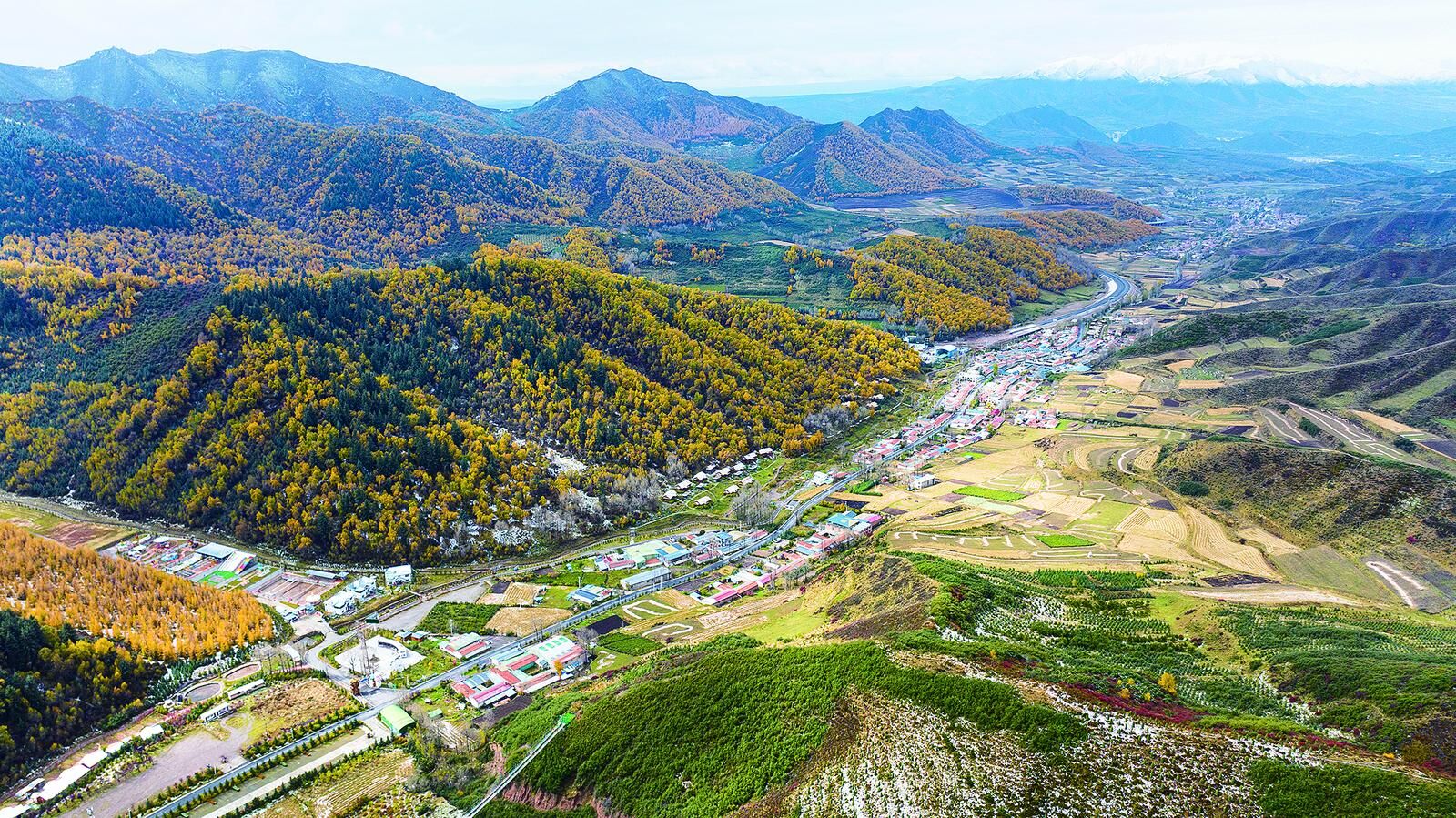 【新時(shí)代 新征程 新偉業(yè)·高質(zhì)量發(fā)展調(diào)研行】讓致富路、幸福路、連心路、振興路越走越寬——青�！八暮棉r(nóng)村路”高質(zhì)量發(fā)展掃描
