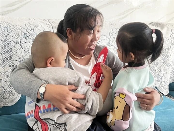 5個(gè)兒女4個(gè)姓，好媽媽用愛(ài)組成一個(gè)家