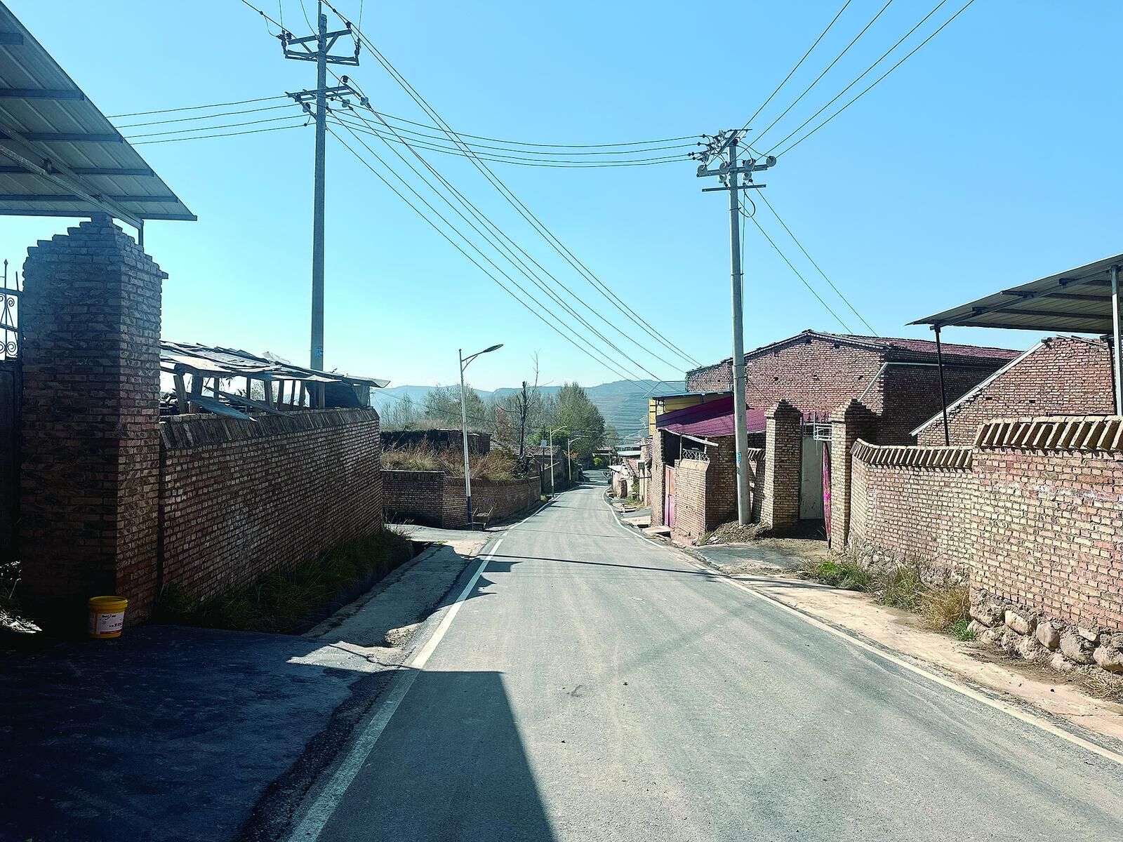 【鄉(xiāng)村振興在青�！看笸ㄊ鍨杭议T口的“幸福路”