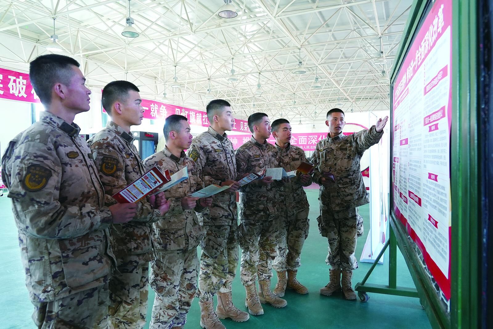 憲法進(jìn)軍營 法治潤軍心