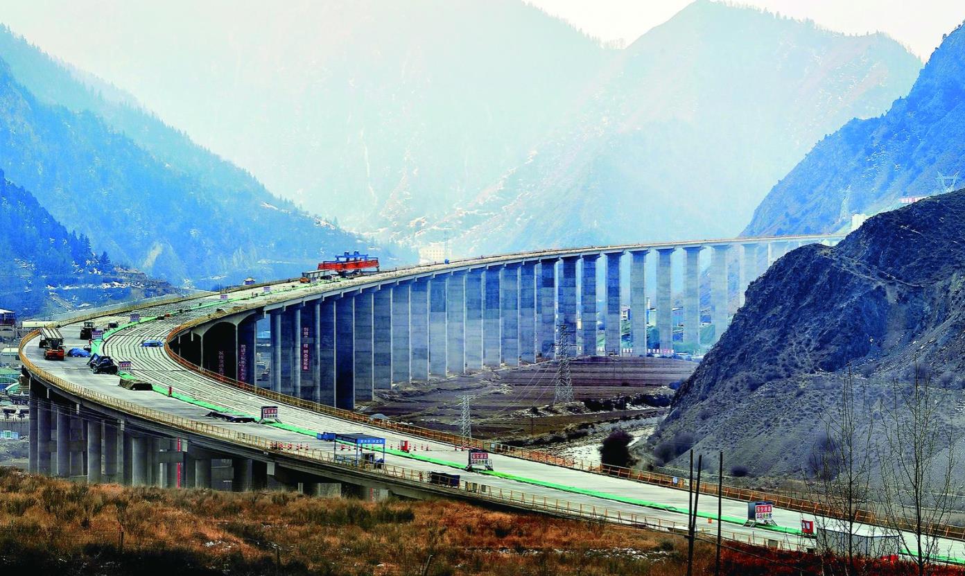 冬日里最美公路建設(shè)現(xiàn)場