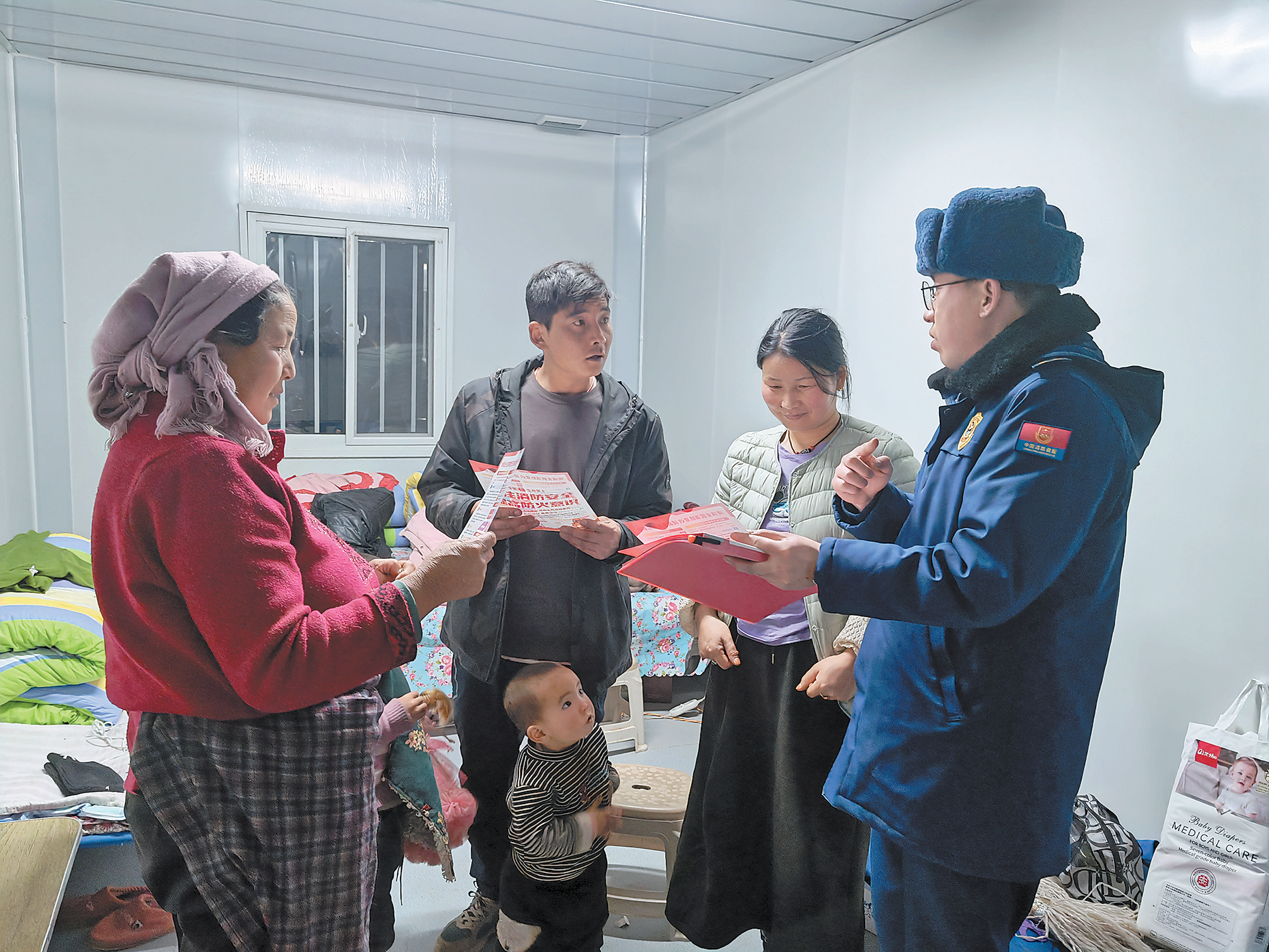 “火焰藍(lán)”：安置點上的溫暖守護(hù)與難忘回憶