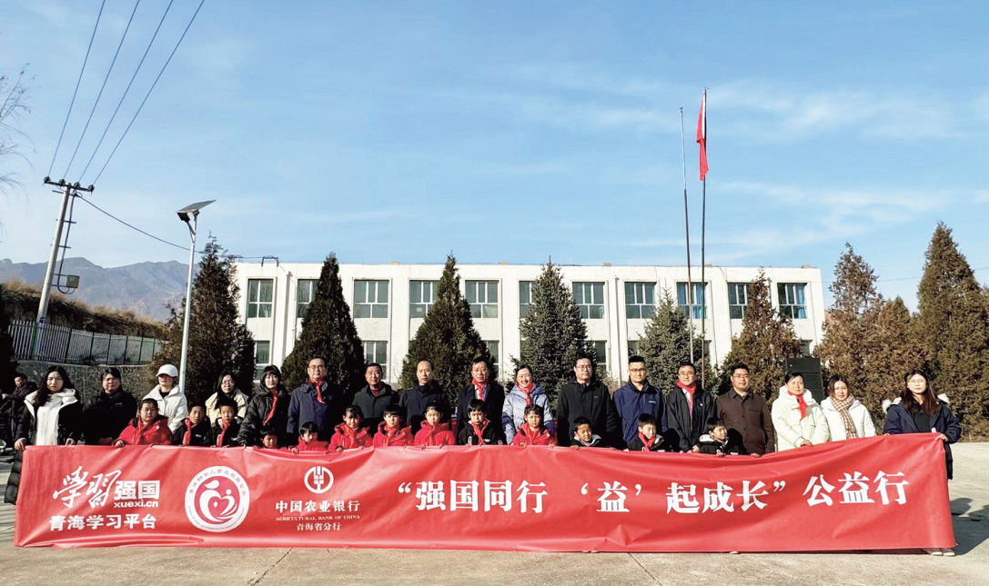 “暖心禮包”送達(dá)民和縣先鋒教學(xué)點