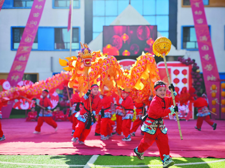 幼兒園里真熱鬧 傳統(tǒng)民俗舞龍忙