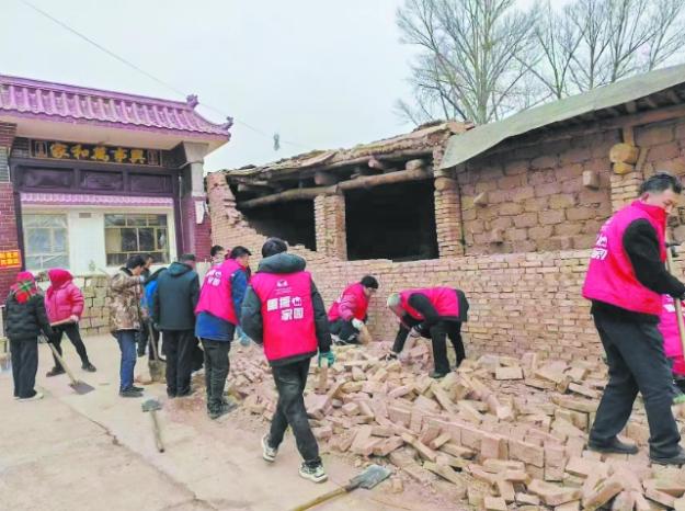 【牢記囑托 實(shí)干篤行·積石山地震一年來】重建家園，黨員干部就是堅(jiān)實(shí)脊梁