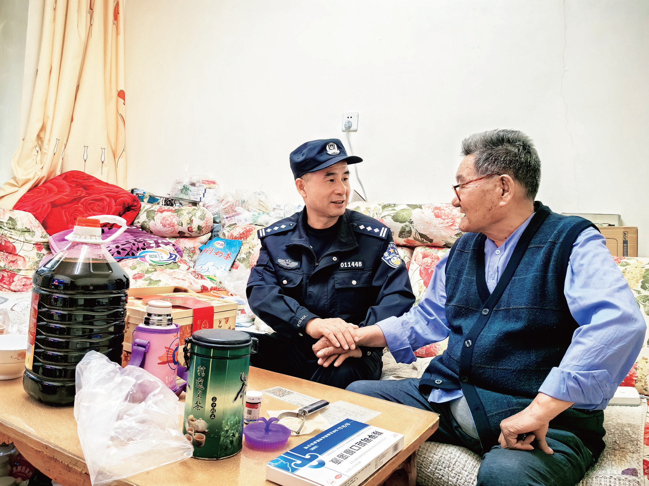 青海西寧：穿警服的社區(qū)副書記