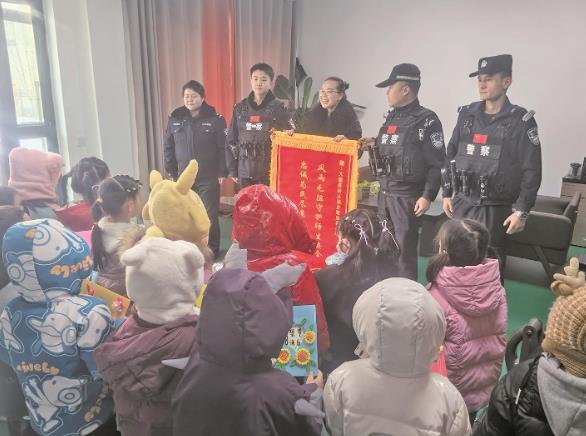 青海大通：幼兒園萌娃為警察送上祝福