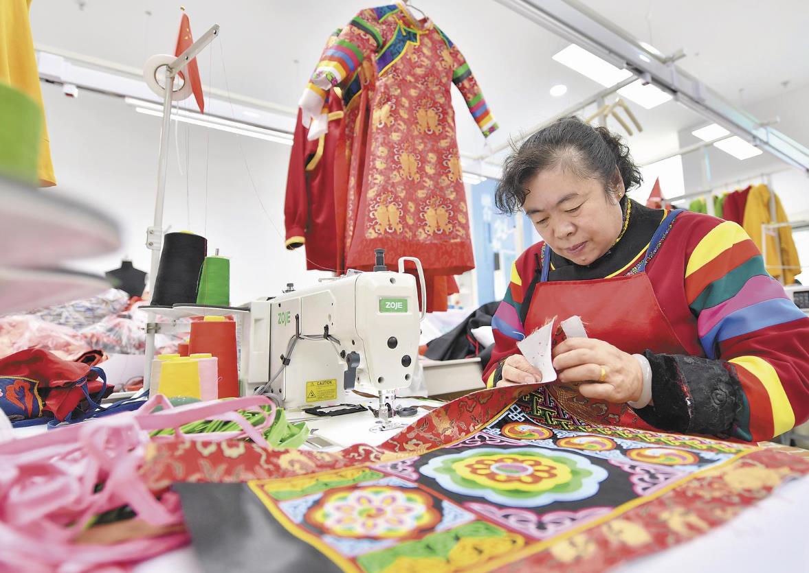 【新春走基層·文化中國(guó)年】春節(jié)將至 繡娘趕制新衣忙