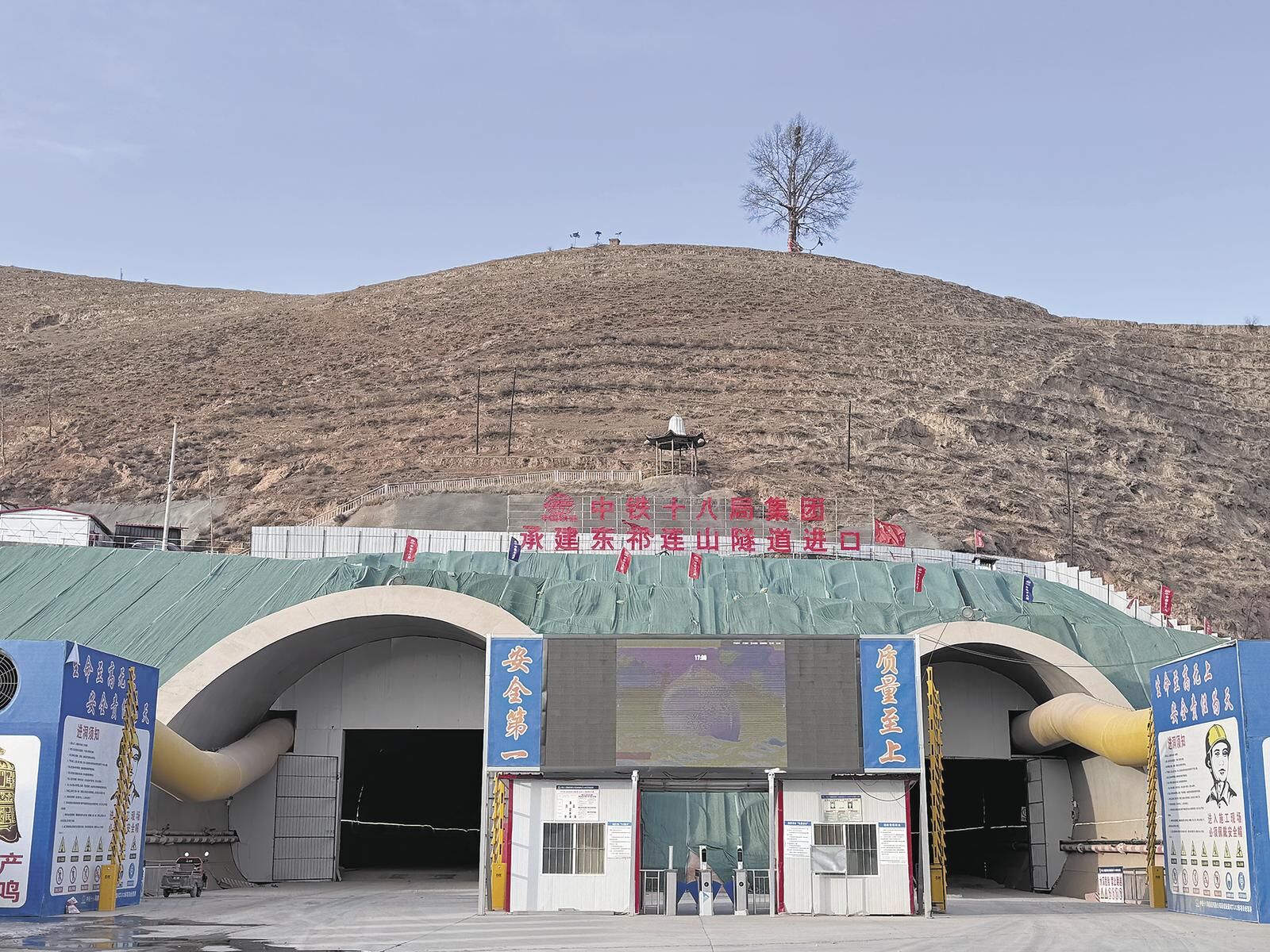 【新春走基層·巡禮新工程】用堅守繪就川青鐵路建設“敬業(yè)�！�