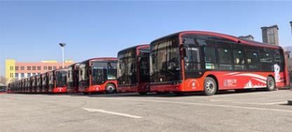 西寧市新開通3條中運量線路公交車