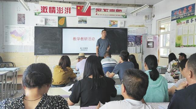 【中國夢(mèng) 勞動(dòng)美】三尺講臺(tái)獻(xiàn)芳華——記2024年青海省先進(jìn)工作者王峰