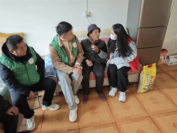 青海西寧：播下“志愿紅” 開出“幸�；ā�