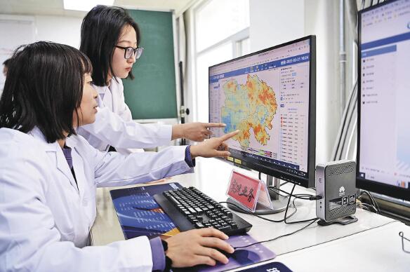 青海省氣象信息中心業(yè)務平臺工作人員實況分析天氣變化。