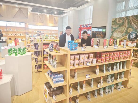 【新時(shí)代 新征程 新偉業(yè)】“買全球賣全球” 青海西寧市民家門口逛世界