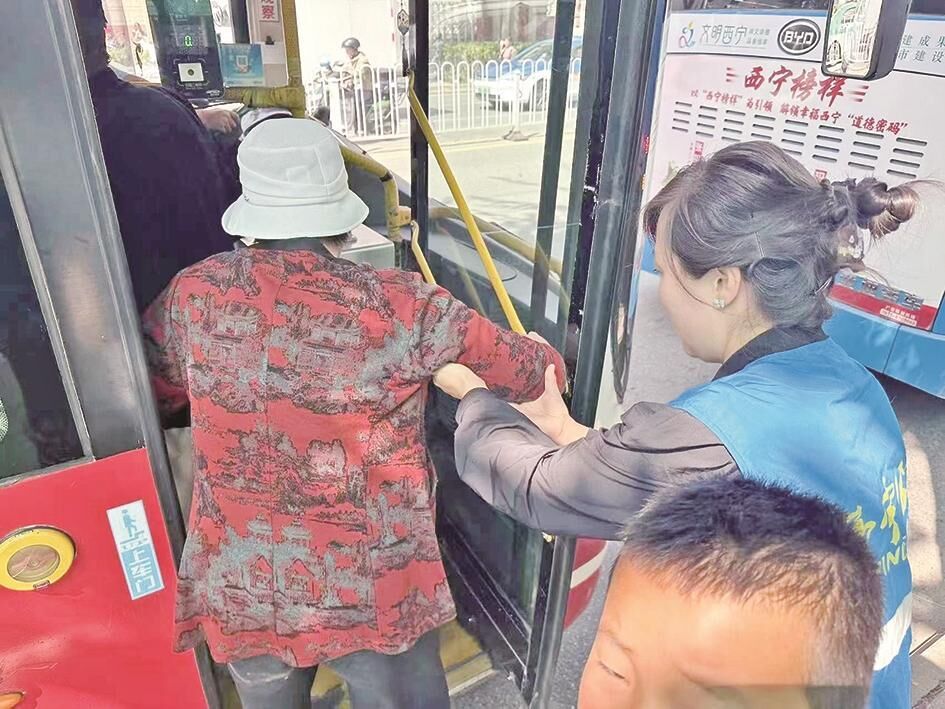 公交適老服務(wù)升級(jí) 老人出行更便捷