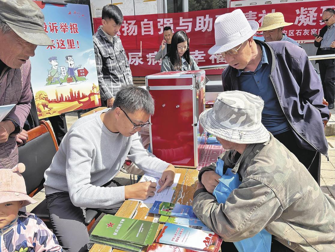 【鍥而不舍落實(shí)中央八項(xiàng)規(guī)定精神】辦公桌“變形記”——海東市平安區(qū)石灰窯回族鄉(xiāng)“流動(dòng)辦公桌”進(jìn)村服務(wù)見聞